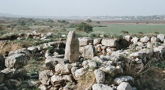 Excavating in Samson Country, George L. Kelm and Amihai Mazar, <i>Biblical Archaeology Review</i> (15:1), Jan/Feb 1989.